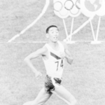 メキシコ五輪の男子マラソンで２位でゴールする君原健二さん＝１９６８年１０月