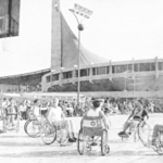 １９６４年の東京パラリンピックで車いすバスケットボールの試合に臨む選手