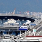 片側１車線から２車線へ拡幅される神戸空港連絡橋＝神戸市中央区