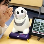 さまざまな会話や、離れて暮らす家族との通信ができる見守りロボット「パペロ　アイ」＝兵庫県市川町役場