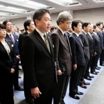 ＪＲ西の長谷川一明社長による年頭訓示に耳を傾ける社員ら＝６日午前、大阪市北区芝田２