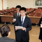 就職氷河期世代を対象にした宝塚市の職員採用で、中川智子市長に決意表明をする４人の職員＝６日午前、宝塚市役所