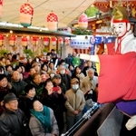 奉納された戎舞を楽しむ参拝者＝２０１４年１月、神戸市兵庫区の蛭子神社