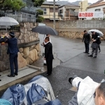「特定抗争指定暴力団」に指定された山口組の総本部には使用禁止などを示す標章が張り出された＝７日午前、神戸市灘区篠原本町４