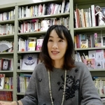 「次は女性雑誌と時代の関係性、変遷について考えてみたい」と話す米澤泉教授＝神戸市東灘区、甲南女子大学
