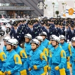 兵庫県警の年頭視閲式で、駆け足で移動する広域緊急援助隊や管区機動隊の隊員たち＝神戸市中央区波止場町、メリケンパーク（撮影・吉田敦史）