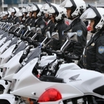 兵庫県警の年頭視閲式で整然と並んだ交通機動隊の白バイ＝神戸市中央区波止場町、メリケンパーク（撮影・吉田敦史）