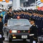 オープンカーで各部隊を点検する加藤晃久・県警本部長＝神戸市中央区波止場町（撮影・吉田敦史）
