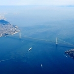 神戸市垂水区（左）と淡路島を結ぶ明石海峡大橋