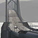 強風で通行止めになった明石海峡大橋＝８日午後、神戸市垂水区（撮影・秋山亮太）