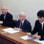 声明について発表する大阪市立大の宮本憲一名誉教授（中央）ら＝神戸市役所