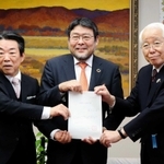 認可書を持つ（左から）楠見清理事長、濱名篤理事長、井戸敏三県知事＝神戸市中央区下山手通５