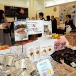 洲本の特産品を数多くそろえた店内＝東京都中央区日本橋室町４
