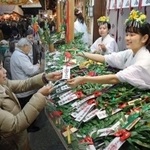 福笹などの縁起物を買い求める参拝者たち＝９日午後、西宮神社（撮影・風斗雅博）
