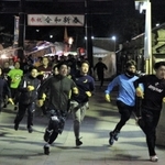 福男を目指し境内を疾走する参加者ら＝１０日午前６時すぎ、西宮市社家町、西宮神社