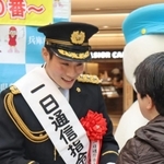 １１０番の正しい利用を呼び掛ける木浪聖也選手＝神戸市中央区東川崎町１