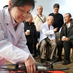 遠隔診療の実演で、医師が処方した薬を患者の元に届けるドローン＝兵庫県上郡町光都２（撮影・小林良多）