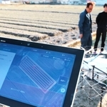 測量に基づき自動的に設定されたドローンの飛行ルートを示すタブレット端末＝姫路市夢前町宮置（撮影・小林良多）