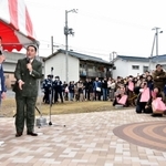ミルクボーイを目当てに多くの観客が詰めかけたイベント＝１２日午前、姫路市城東町