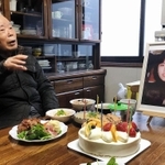 有本恵子さんの還暦を祝う父明弘さん＝１２日午後、神戸市長田区