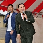 地元の歓声に応えるミルクボーイの内海崇さん（右）と駒場孝さん＝１２日午前、姫路市城東町