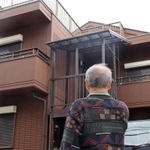 「まだまだ楽しいことが待っていたやろうに」。喜之さんを亡くし、再建した自宅を見上げる市野裕士さん＝芦屋市津知町（撮影・風斗雅博）
