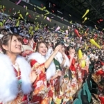 甲子園球場での成人式で、ジェット風船を飛ばす新成人＝１３日午後、西宮市甲子園町（撮影・風斗雅博）