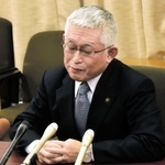 謝罪会見に臨む泉房穂明石市長＝１５日午前１１時１５分、明石市中崎１、明石市役所