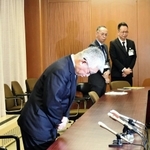 会見で暴言を謝罪する明石市の泉房穂市長＝明石市役所