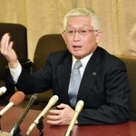 謝罪会見で新年会での言動を説明する泉房穂市長＝１５日午前、明石市役所