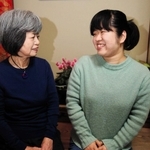 保育実習を詠んだ歌が佳作に選ばれた矢倉ゆうさん（右）と祖母たなかみちさん＝尼崎市内