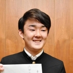 佳作に選ばれた短歌を手にする山田竜輔さん＝芦屋市宮川町