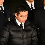 遺族代表として震災から２５年の思いを語る上野好宏さん＝１７日午前５時５４分、神戸市中央区、東遊園地（撮影・秋山亮太）