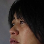 目に涙を浮かべ、慰霊碑を見つめる女性。思いがあふれる＝１７日午前６時２２分、神戸市長田区御蔵通５（撮影・大森　武）長田・御蔵北公園