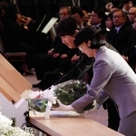 追悼式典で献花される秋篠宮ご夫妻＝１７日午後０時４７分、神戸市中央区、県公館（撮影・斎藤雅志）