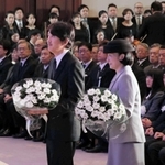追悼式典で献花される秋篠宮ご夫妻＝１７日午後０時４７分、神戸市中央区、県公館（撮影・斎藤雅志）