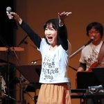 最後の阪神・淡路大震災復興支援ライブで熱唱する平松愛理さん＝１７日午後６時４０分、神戸新聞松方ホール（撮影・斎藤雅志）