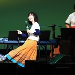 ライブ「ＫＯＢＥ　Ｍｅｅｔｉｎｇ」で熱唱する平松愛理さん＝１７日午後６時３１分、神戸市中央区東川崎町１、神戸新聞松方ホール（撮影・斎藤雅志）