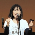 ２５回目のライブ「ＫＯＢＥ　Ｍｅｅｔｉｎｇ」で熱唱する平松愛理さん＝１７日午後７時４０分、神戸市中央区東川崎町１、神戸新聞松方ホール（撮影・斎藤雅志）