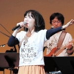 熱唱する平松愛理さん＝１７日午後６時４２分、神戸市中央区東川崎町１、神戸新聞松方ホール（撮影・斎藤雅志）