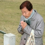 慰霊碑に手を合わせる宗和三与子さん＝１７日午後２時５２分、淡路市小倉、北淡震災記念公園