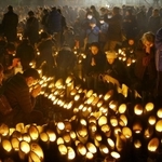 日が暮れても追悼の人波は途切れなかった神戸・東遊園地。昨年を約６千人上回る約５万４千人が訪れ、過去５番目の人数となった＝１７日午後５時４６分、神戸市中央区加納町６（撮影・小林良多）
