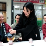 震災の経験を商店主から聞く長谷川紗椰香さん（右から２人目）＝１７日午後２時１３分、神戸市長田区、大正筋商店街