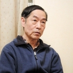 津田幸恵さんが使っていたボールペンを手にする父の伸一さん＝加古川市内