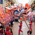 元町商店街で力強く舞う「福州龍舞パレード」＝神戸市中央区元町通１（撮影・中西幸大）