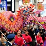 元町商店街で力強く舞う「福州龍舞パレード」＝神戸市中央区元町通１（撮影・中西幸大）