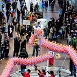 三宮センター街を練り歩く「福州龍舞パレード」＝神戸市中央区三宮町１（撮影・中西幸大）