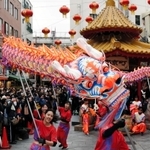 南京町広場で披露された龍舞＝１９日午後、神戸市中央区元町通１（撮影・中西幸大）