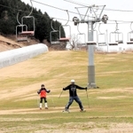 雪のないゲレンデで余儀なくされる「冬の夏営業」。来場者はグラススキーを楽しむ＝１９日午後、豊岡市日高町太田、アップかんなべうえ野平ゲレンデ（撮影・末吉佳希）