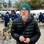 阪神・淡路大震災をテーマにした自主映画「れいこいるか」を完成させた監督のいまおかしんじさん＝１月１６日、神戸市中央区、東遊園地